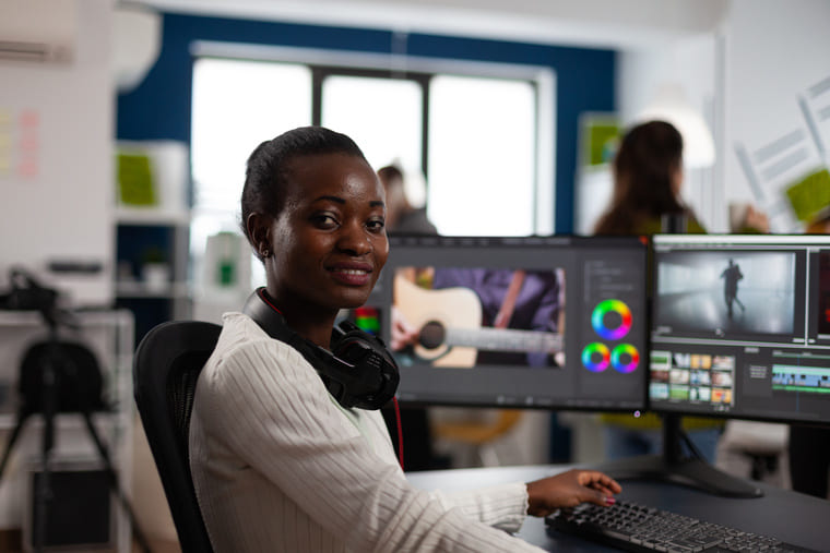 Une femme qui effectue un montage vido