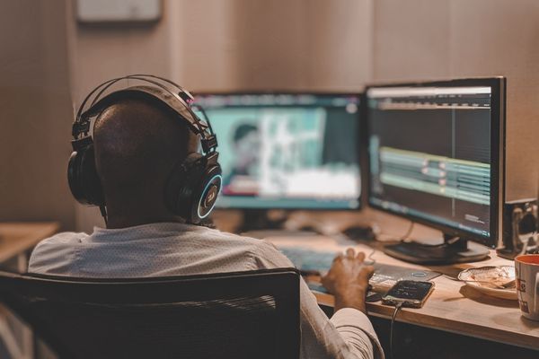 monteur video devant son setup de travail